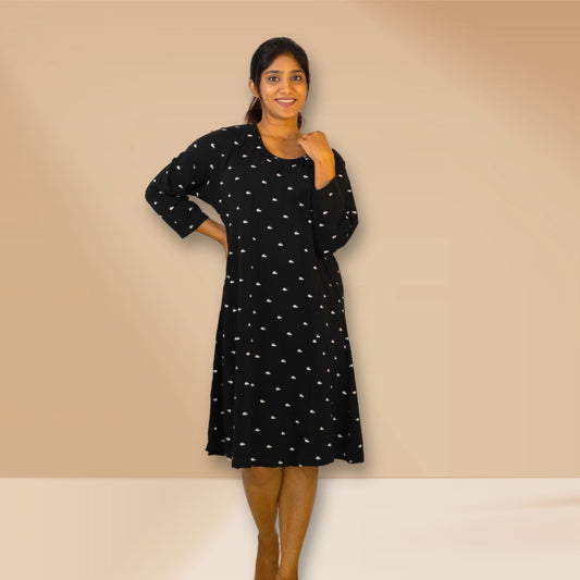 मगरमच्छ प्रिंट के साथ काले रंग की नाइटी।