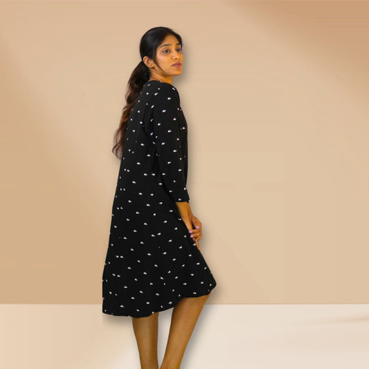 मगरमच्छ प्रिंट के साथ काले रंग की नाइटी।