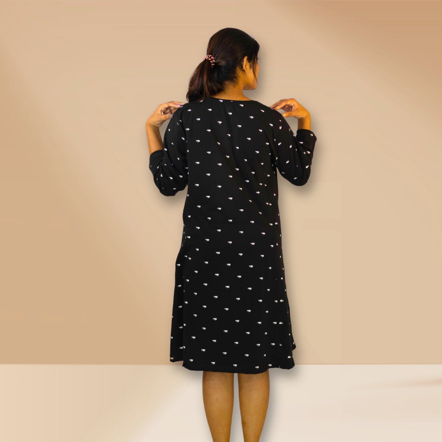 मगरमच्छ प्रिंट के साथ काले रंग की नाइटी।