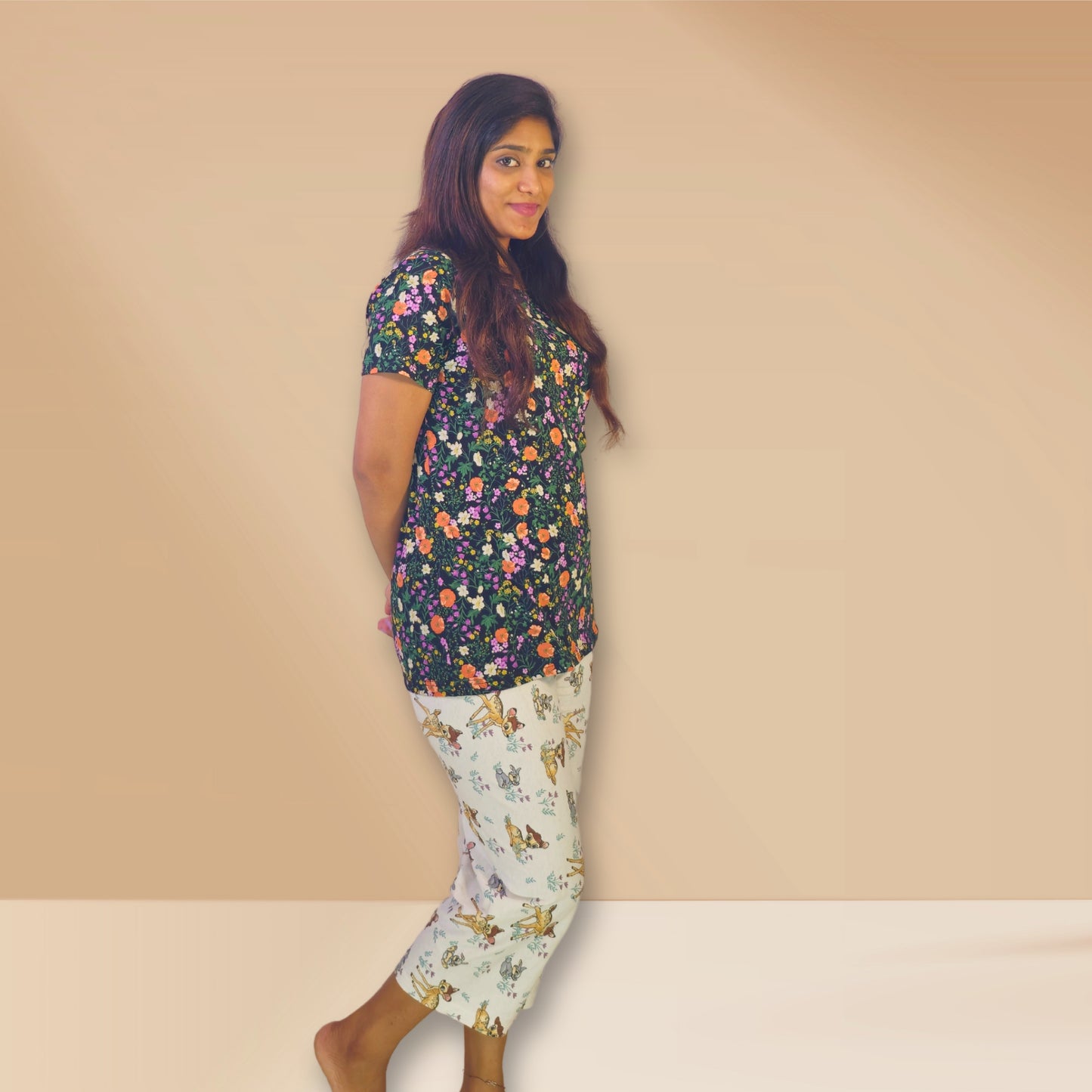 काले और ऑफ-व्हाइट पुष्प और पशु प्रिंट के साथ एम एंड एम नाइट ड्रेस