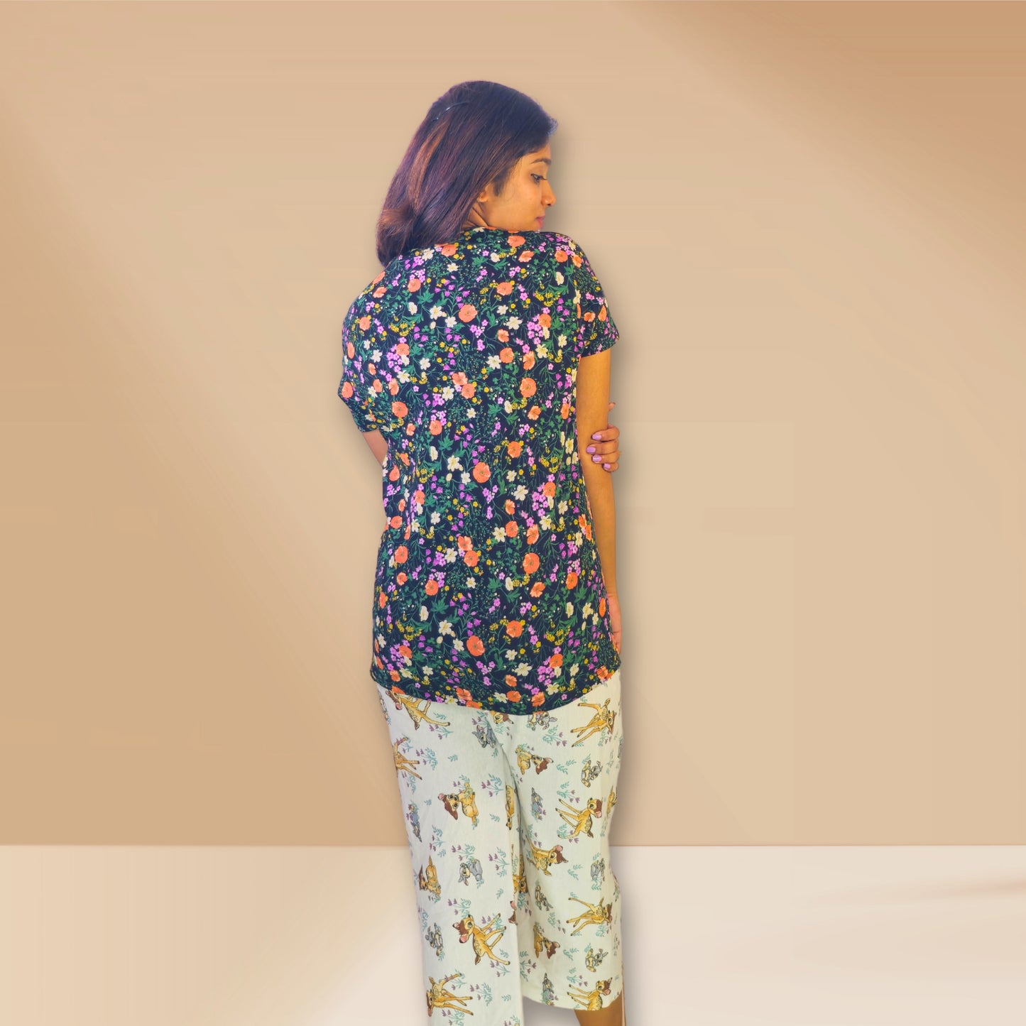 काले और ऑफ-व्हाइट पुष्प और पशु प्रिंट के साथ एम एंड एम नाइट ड्रेस