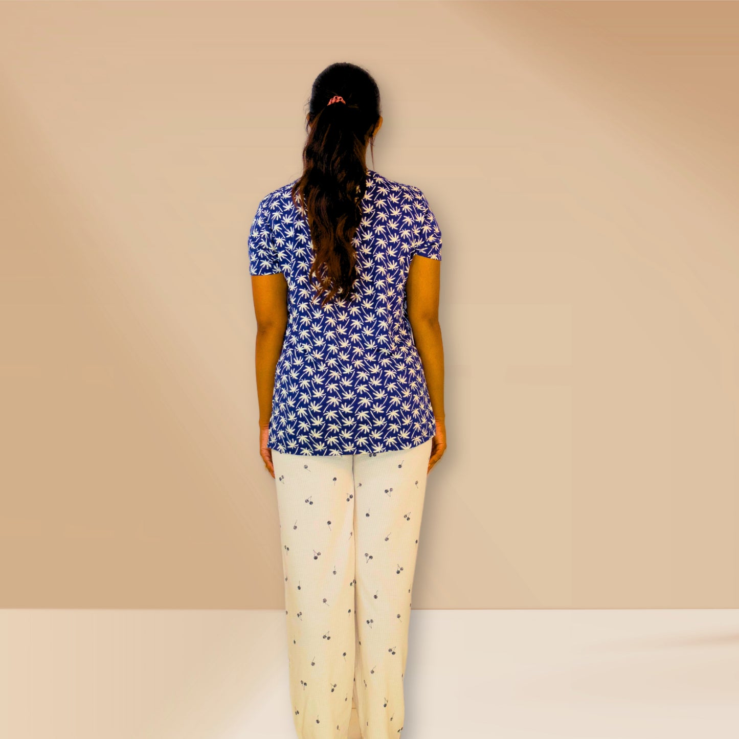 नारियल ग्राफिक्स के साथ गहरे नीले रंग और ऑफ-व्हाइट एम एंड एम नाइट ड्रेस