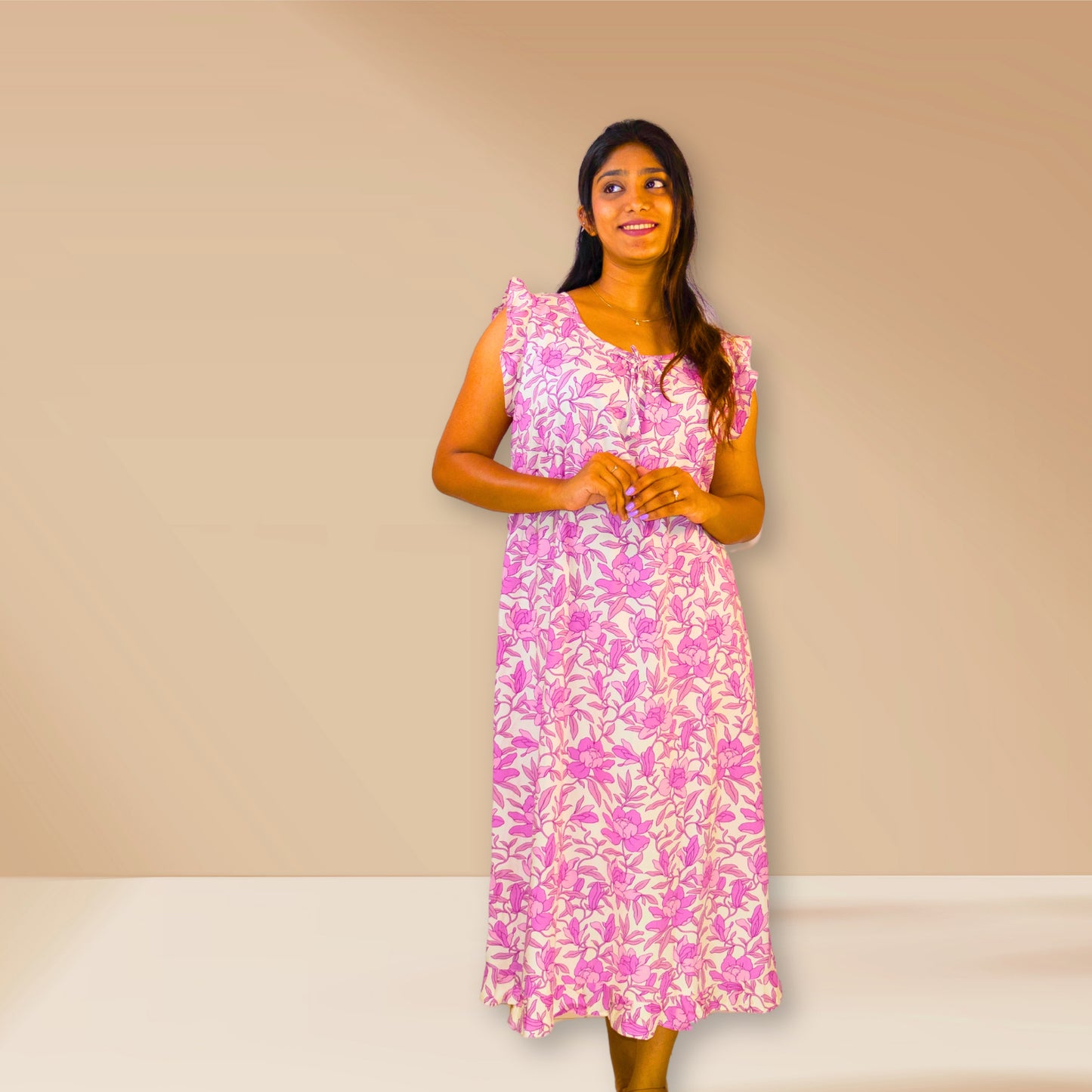 ऑफ-व्हाइट आर्किड किस के साथ मैजेंटा पुष्प प्रिंट फ्रिल्ड नाइटी।