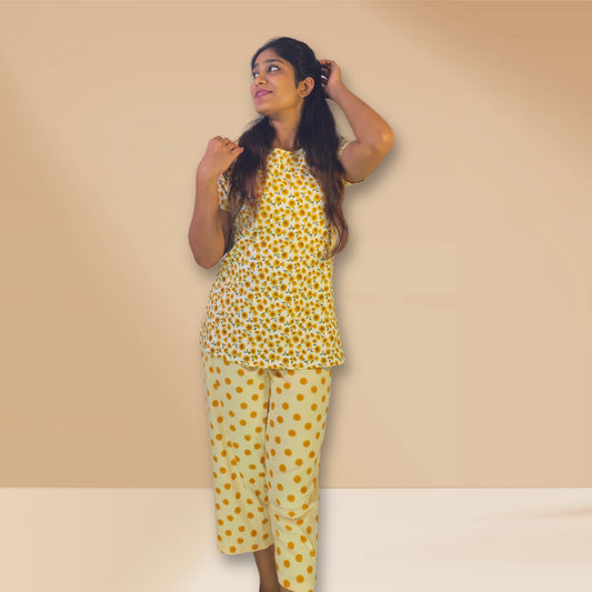 ऑफ-व्हाइट और गहरे क्रीम रंग की सूरजमुखी और सूर्य प्रिंट वाली एम एंड एम नाइट ड्रेस