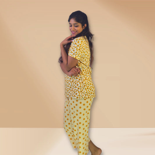 ऑफ-व्हाइट और गहरे क्रीम रंग की सूरजमुखी और सूर्य प्रिंट वाली एम एंड एम नाइट ड्रेस