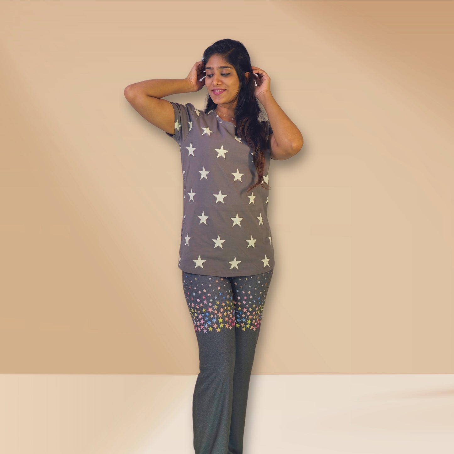 ग्रे और गहरे ग्रे रंग के स्टार प्रिंट के साथ M&amp;M कलेक्शन