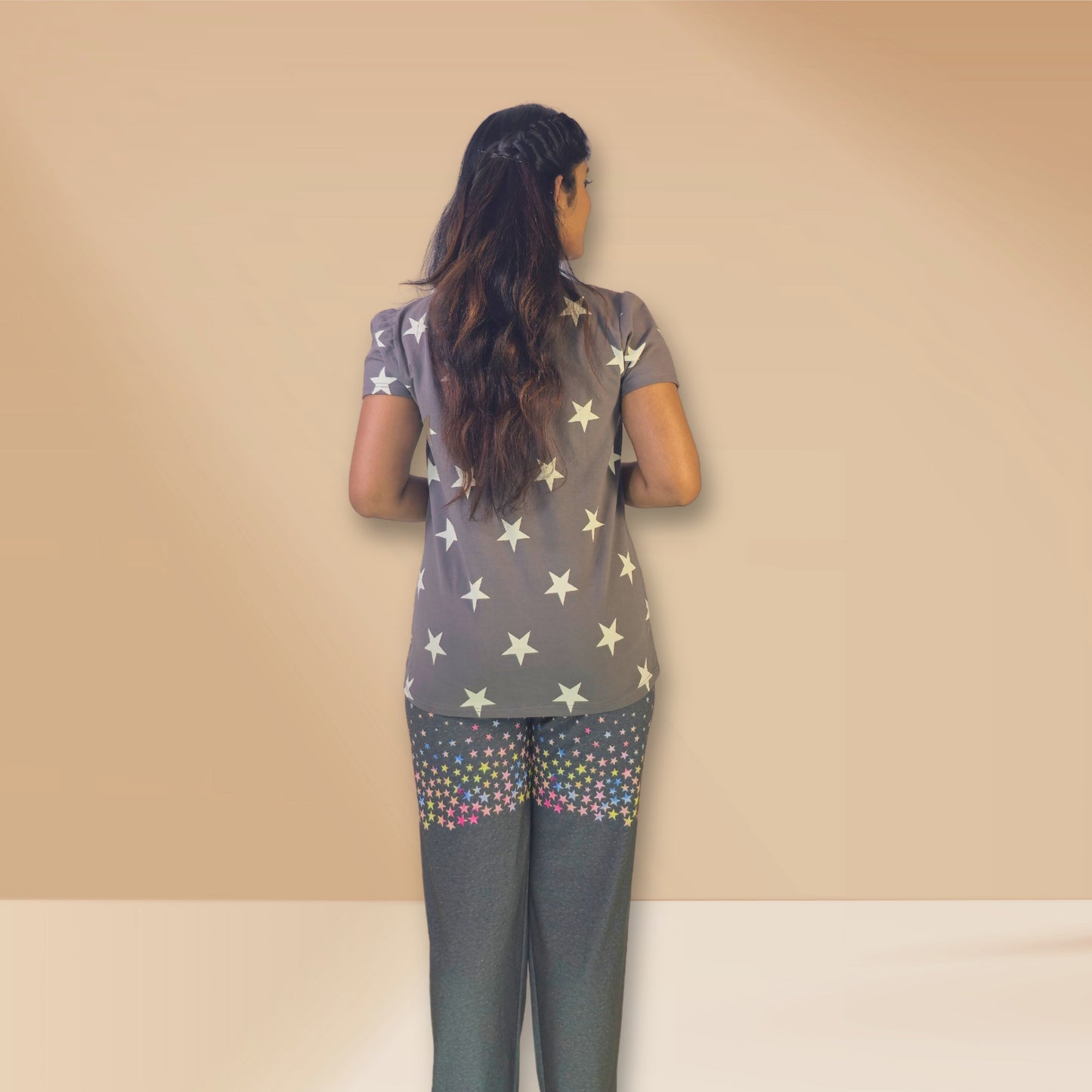 ग्रे और गहरे ग्रे रंग के स्टार प्रिंट के साथ M&amp;M कलेक्शन