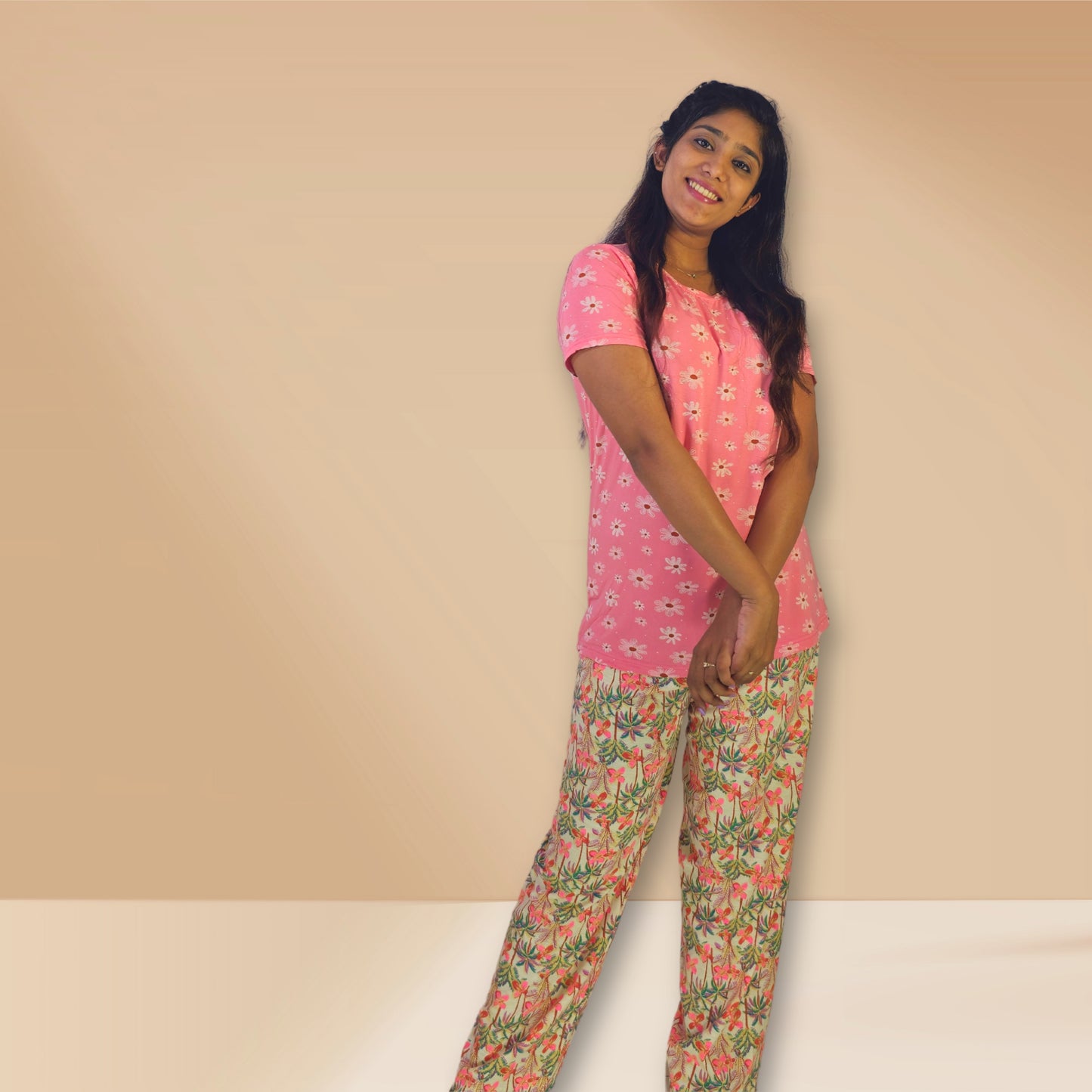 गहरे गुलाबी और क्रीम रंग के साथ पुष्प और वृक्ष प्रिंट।