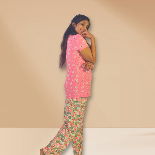 गहरे गुलाबी और क्रीम रंग के साथ पुष्प और वृक्ष प्रिंट।