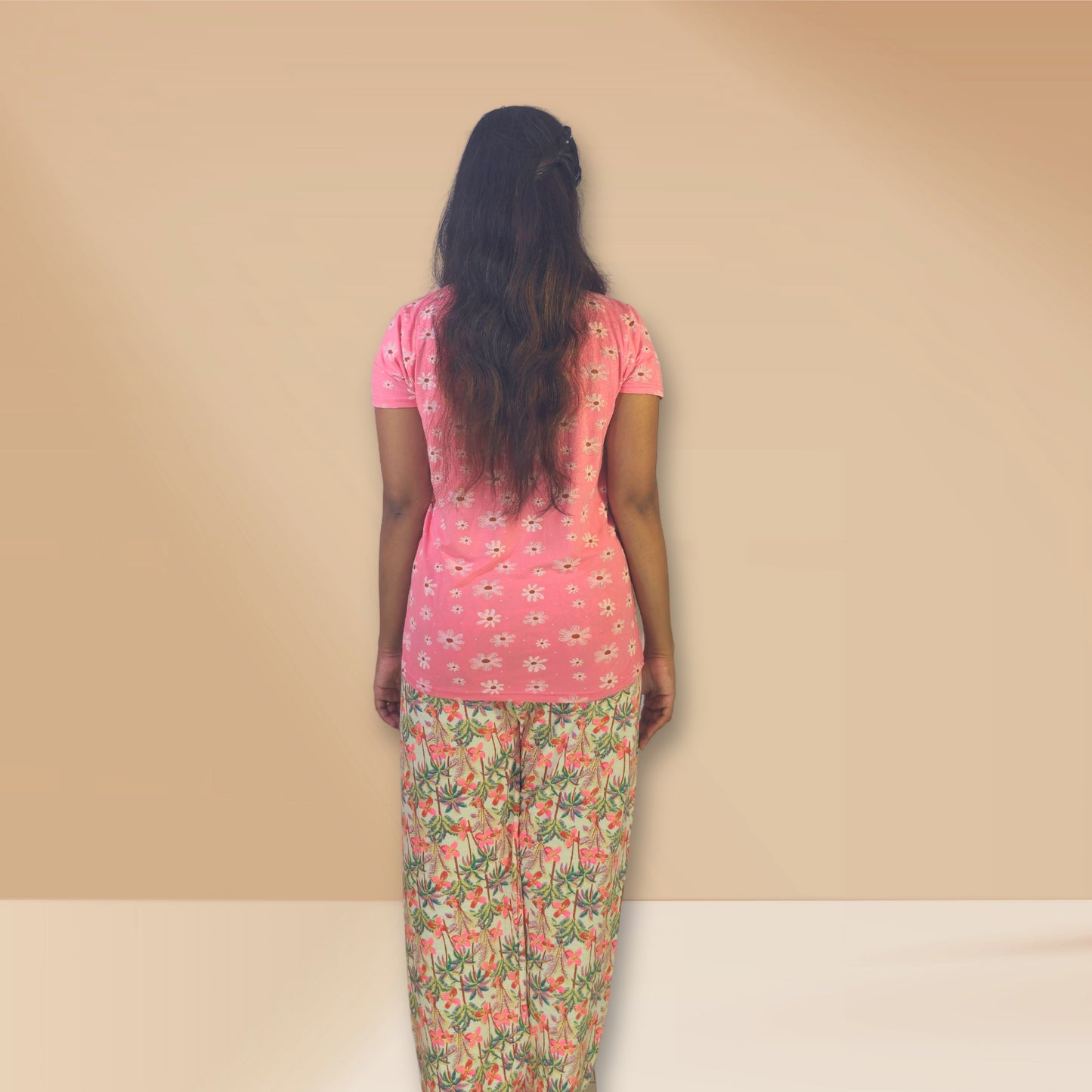 गहरे गुलाबी और क्रीम रंग के साथ पुष्प और वृक्ष प्रिंट।