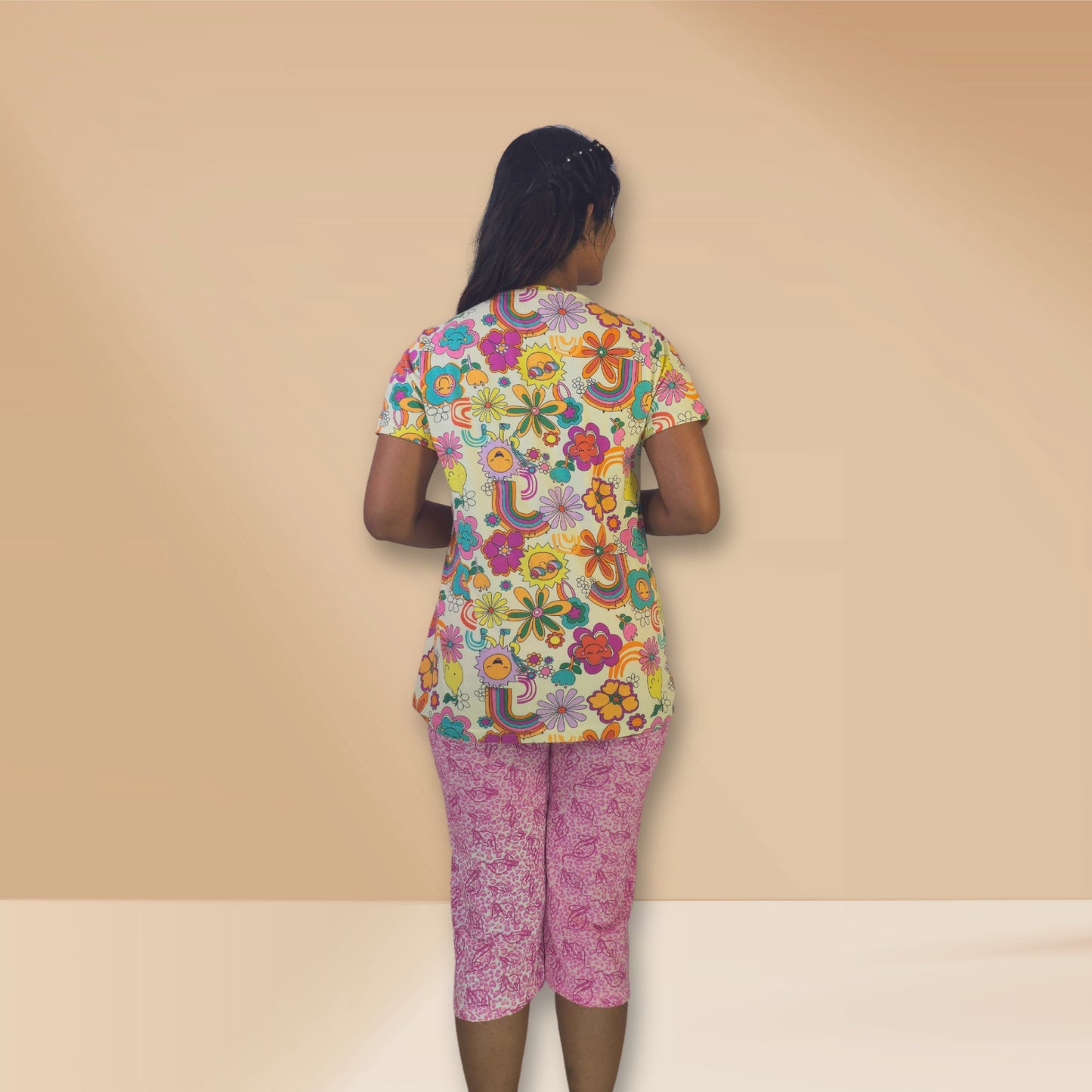 हल्के पीले और गुलाबी रंग की अमूर्त प्रिंट वाली M&amp;M नाइट ड्रेस