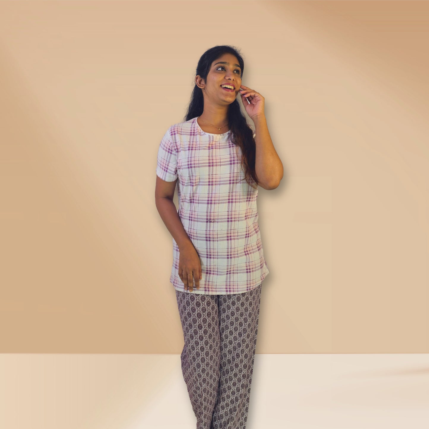 चेकर्ड और अमूर्त प्रिंट के साथ सफेद और काले रंग की एम एंड एम नाइट ड्रेस