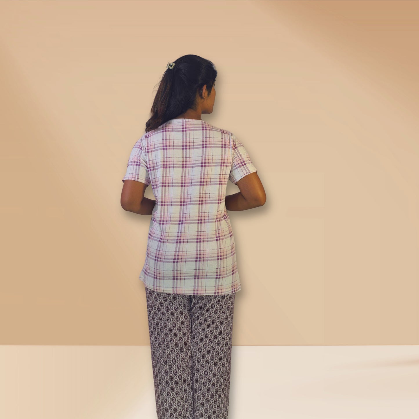 चेकर्ड और अमूर्त प्रिंट के साथ सफेद और काले रंग की एम एंड एम नाइट ड्रेस