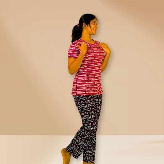 लाल रंग की टेक्स्ट प्रिंट वाली तथा काली एम एंड एम नाइट ड्रेस।