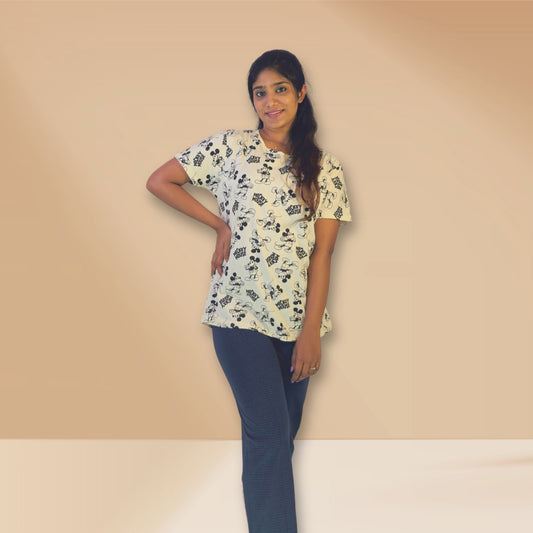 ऑफ-व्हाइट और गहरे नीले रंग की मिकी और सेल्फ प्रिंट एम एंड एम नाइट ड्रेस।