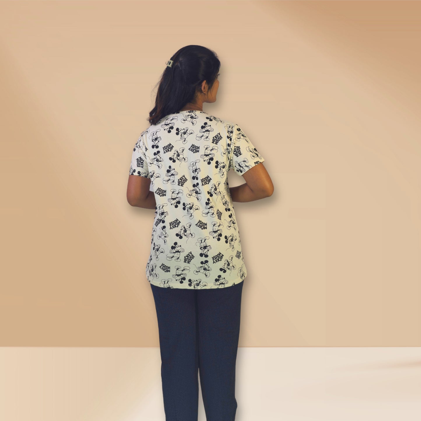 ऑफ-व्हाइट और गहरे नीले रंग की मिकी और सेल्फ प्रिंट एम एंड एम नाइट ड्रेस।