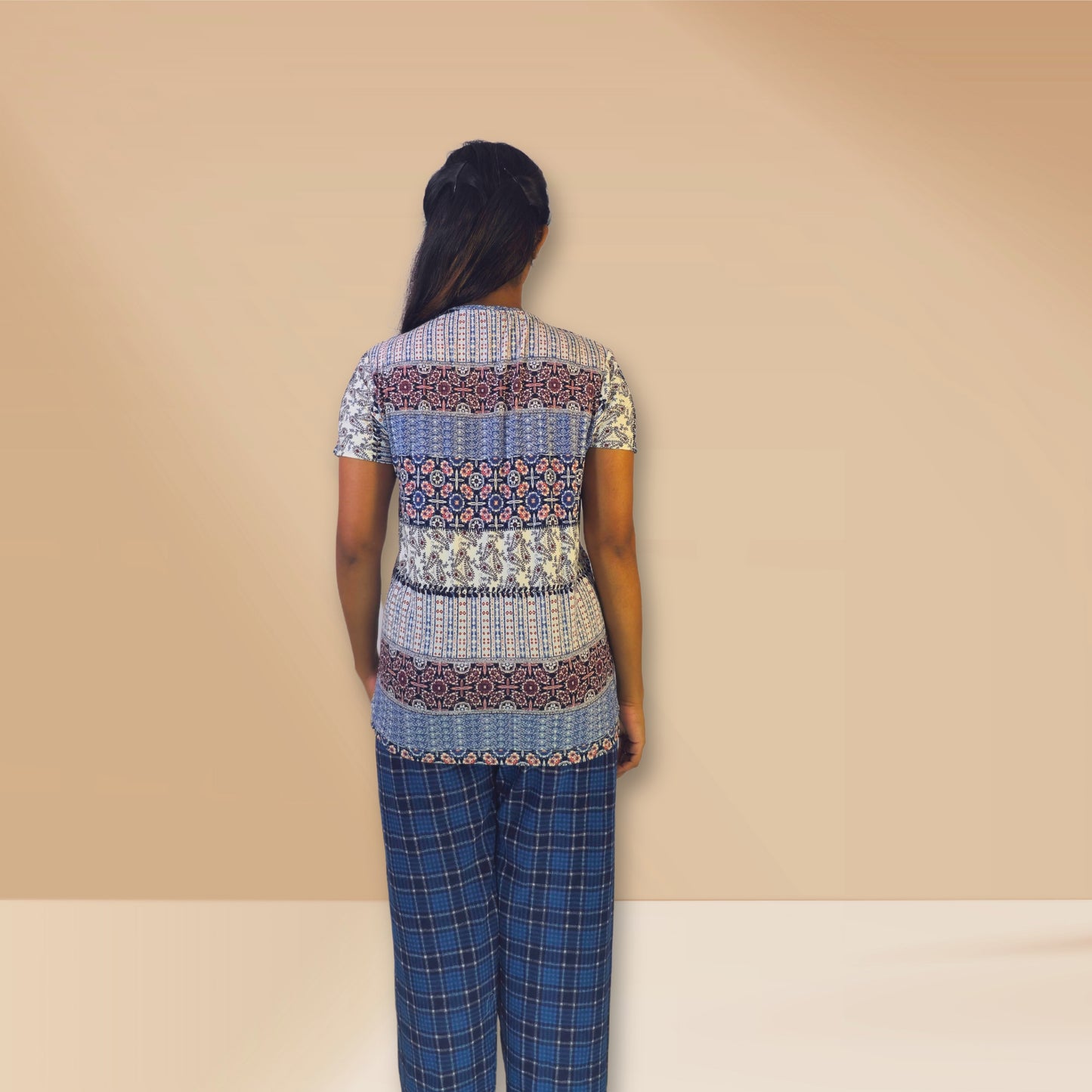 सफेद और नीले रंग में अमूर्त और चेकर्ड प्रिंट।