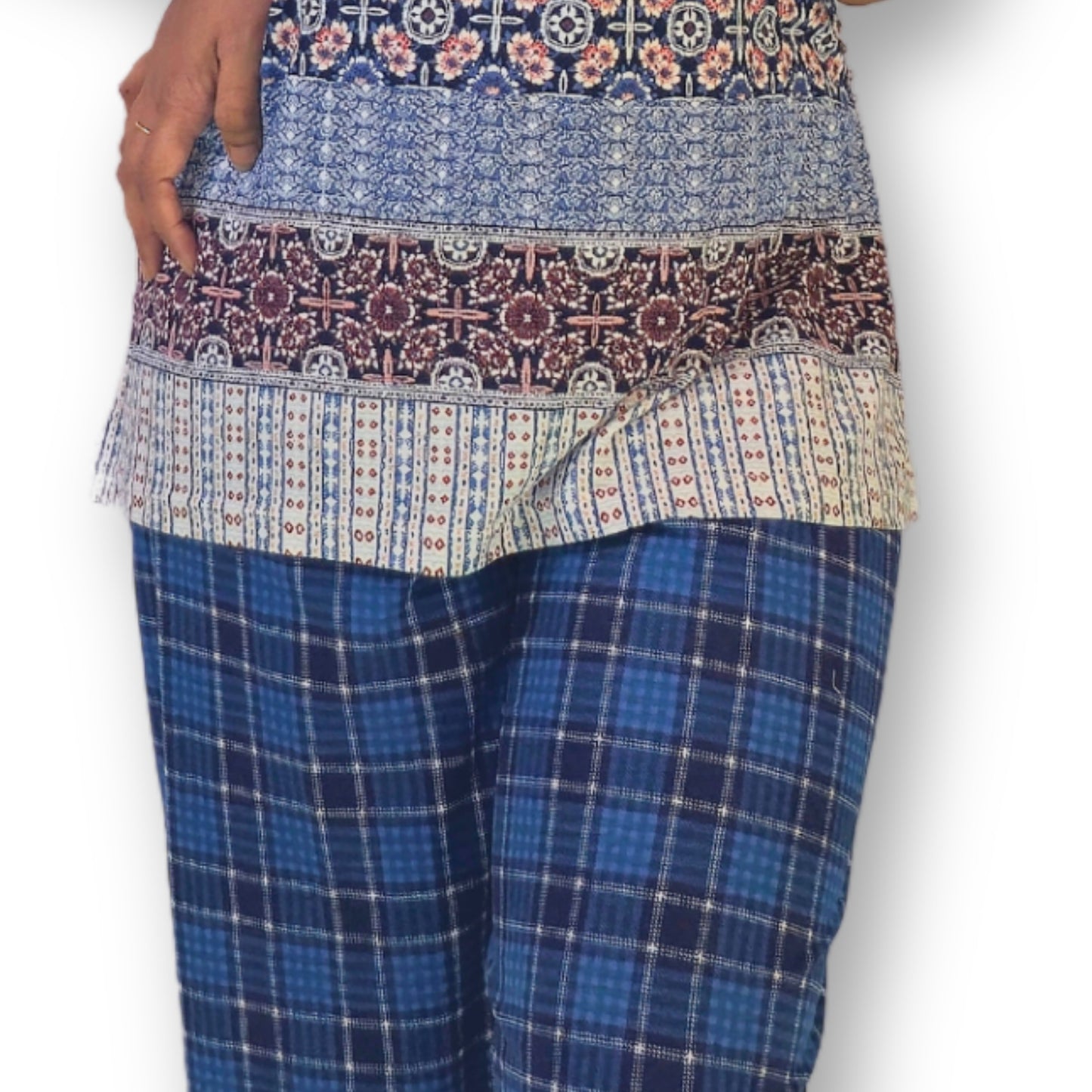 सफेद और नीले रंग में अमूर्त और चेकर्ड प्रिंट।