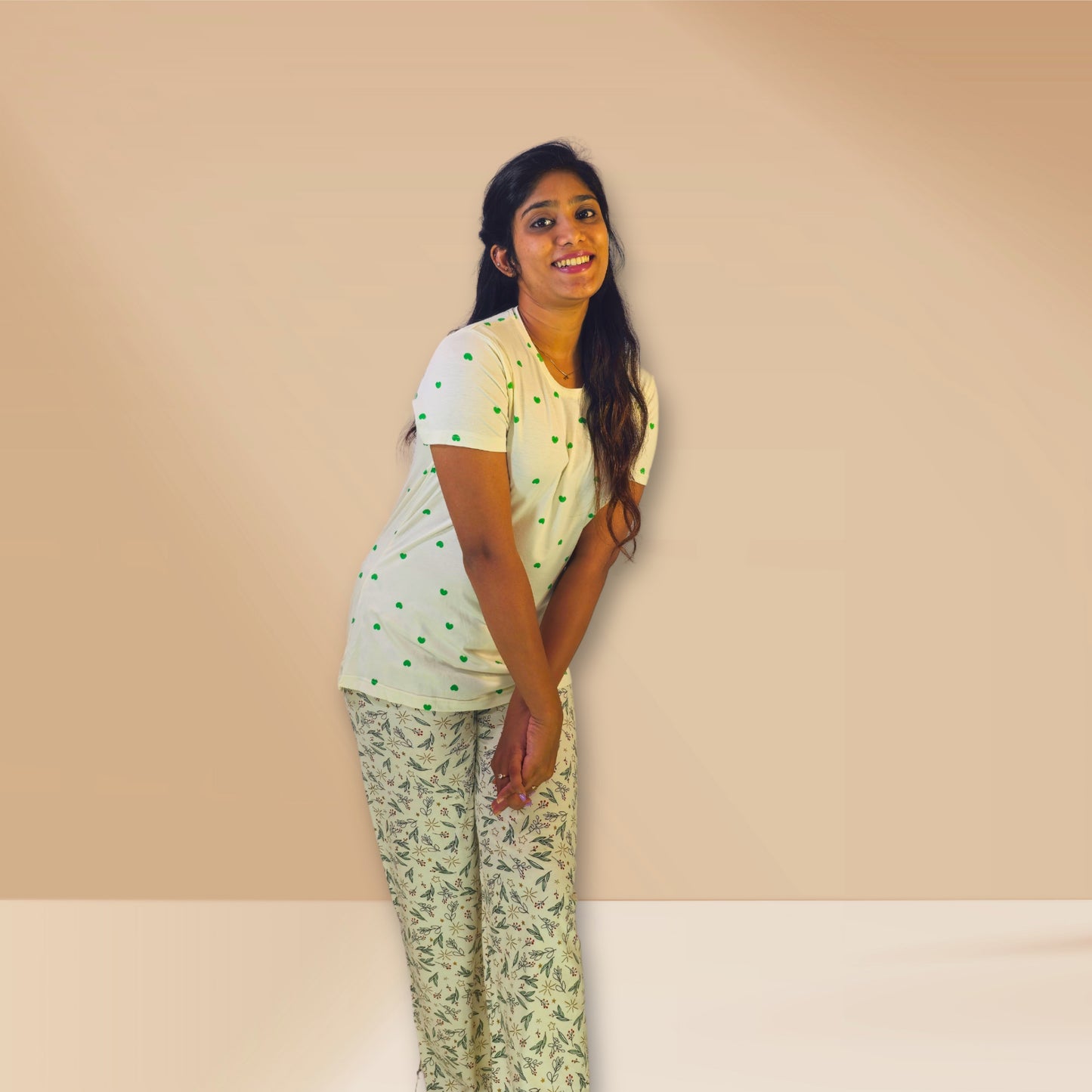 सफ़ेद और थोड़ा हरा रंग, दिल और पत्तियों के प्रिंट वाली M&amp;M नाइट ड्रेस