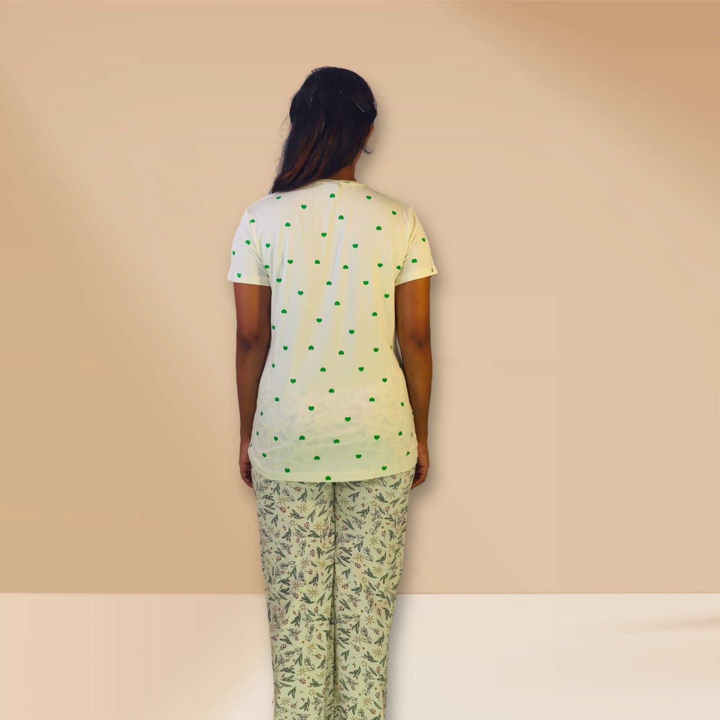 सफ़ेद और थोड़ा हरा रंग, दिल और पत्तियों के प्रिंट वाली M&amp;M नाइट ड्रेस