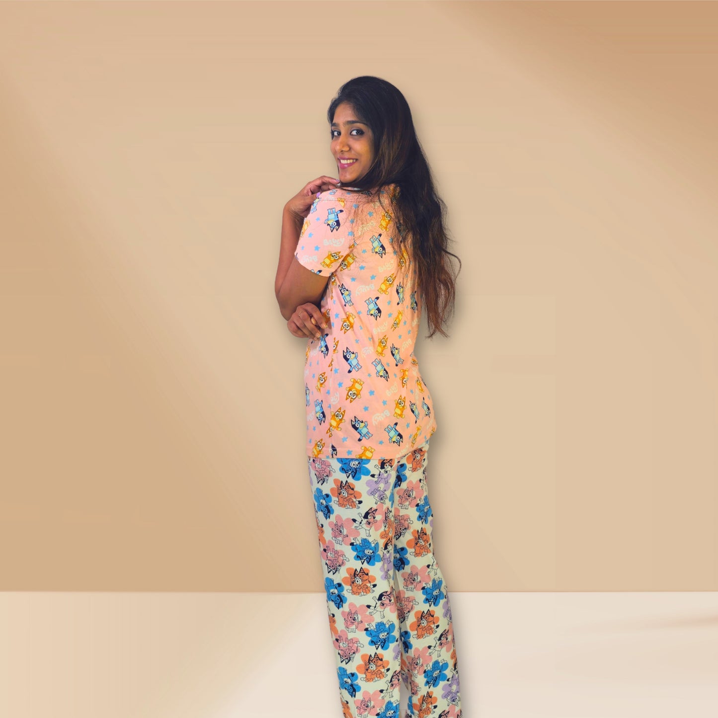 हश पपी पीच और सफेद ब्लू प्रिंट्स के साथ एम एंड एम नाइट ड्रेस