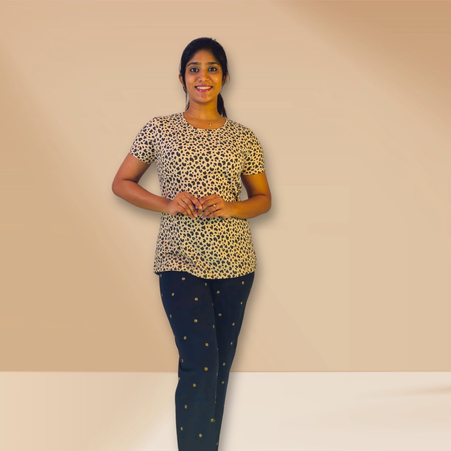 ब्रिक आटा बेज और गहरे हरे रंग के दिल और पुष्प प्रिंट के साथ एम एंड एम नाइट ड्रेस