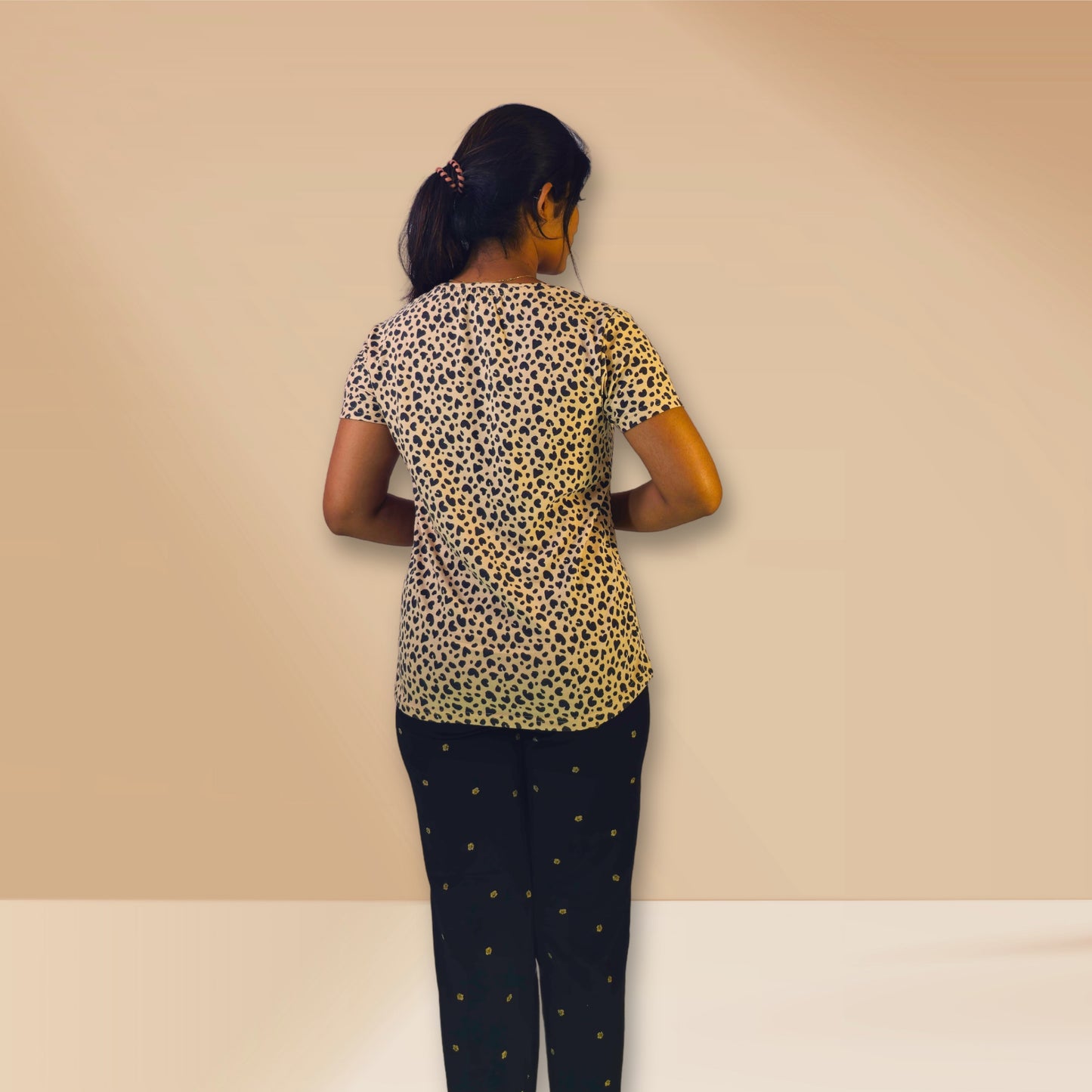 ब्रिक आटा बेज और गहरे हरे रंग के दिल और पुष्प प्रिंट के साथ एम एंड एम नाइट ड्रेस