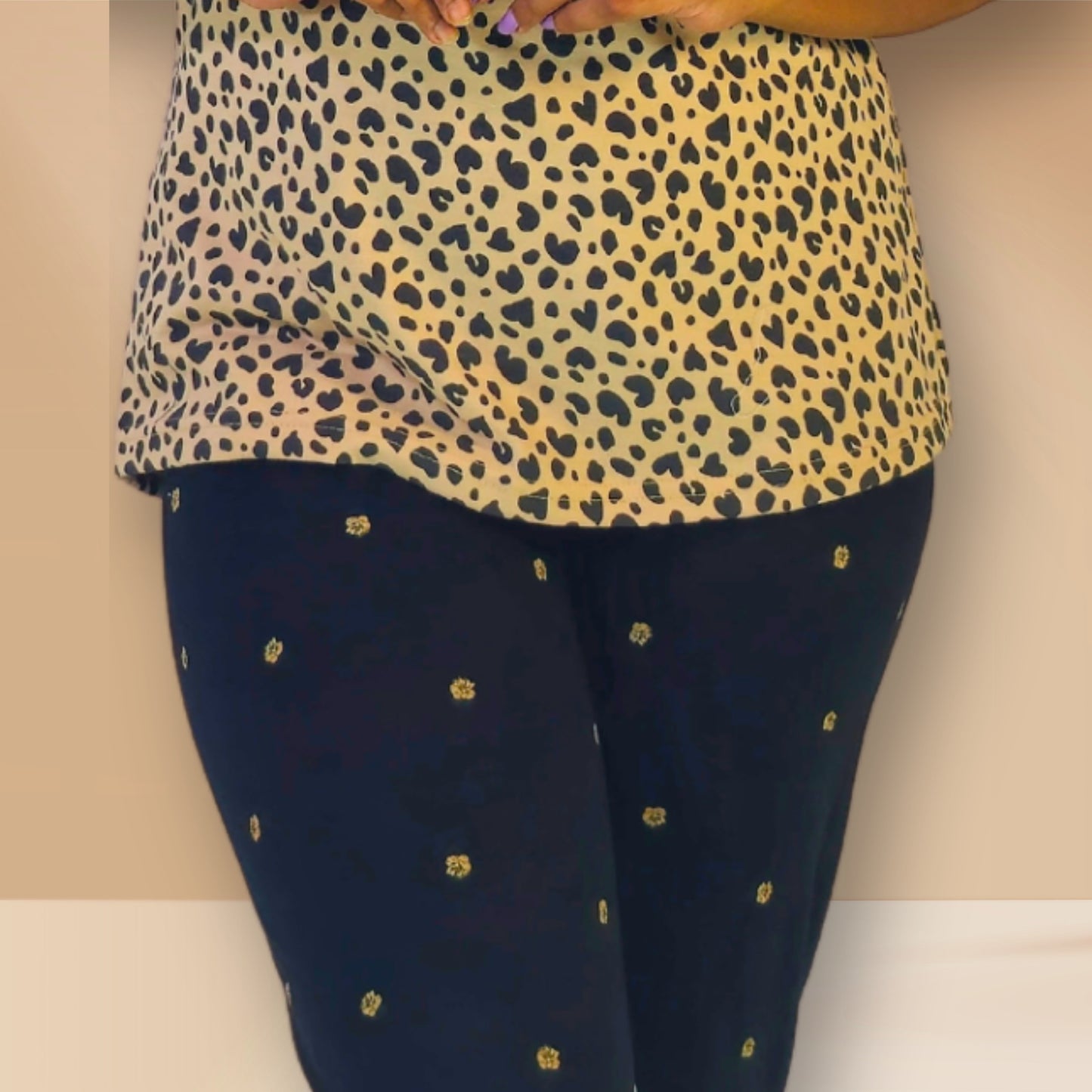 ब्रिक आटा बेज और गहरे हरे रंग के दिल और पुष्प प्रिंट के साथ एम एंड एम नाइट ड्रेस