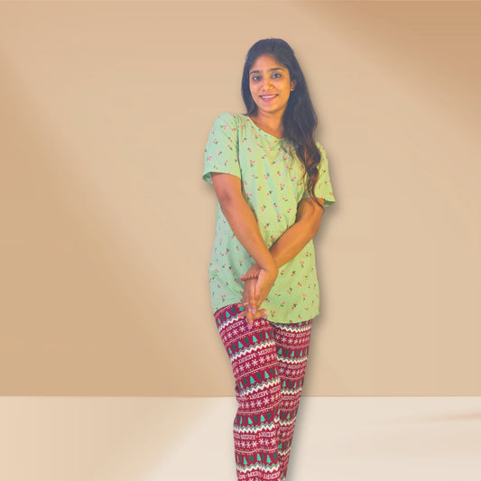 पिस्ताटियो हरा और लाल बेर जामुन और सर्दियों प्रिंट के साथ एम एंड एम नाइट ड्रेस