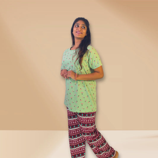 पिस्ताटियो हरा और लाल बेर जामुन और सर्दियों प्रिंट के साथ एम एंड एम नाइट ड्रेस