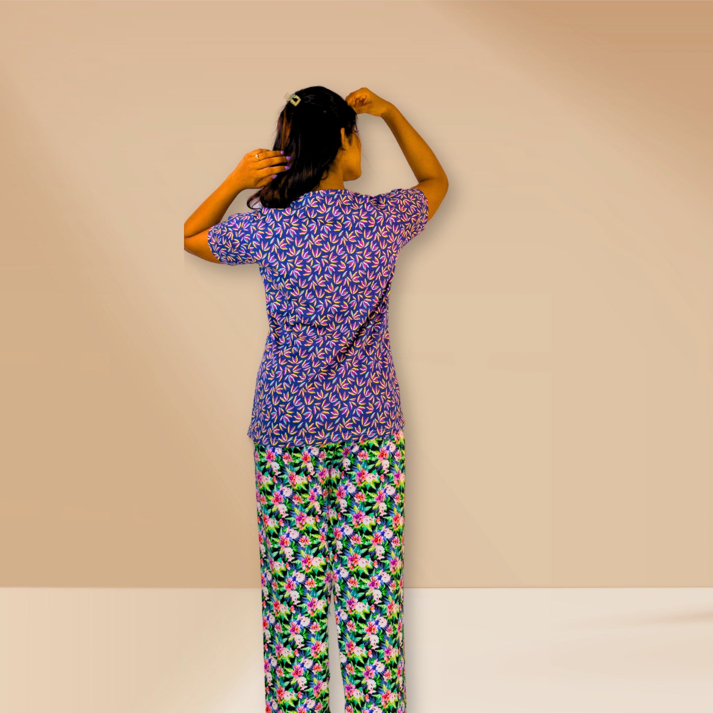 नीले रंग की अमूर्त पुष्प प्रिंट वाली पुष्प बॉटम्स वाली M&amp;M नाइट ड्रेस