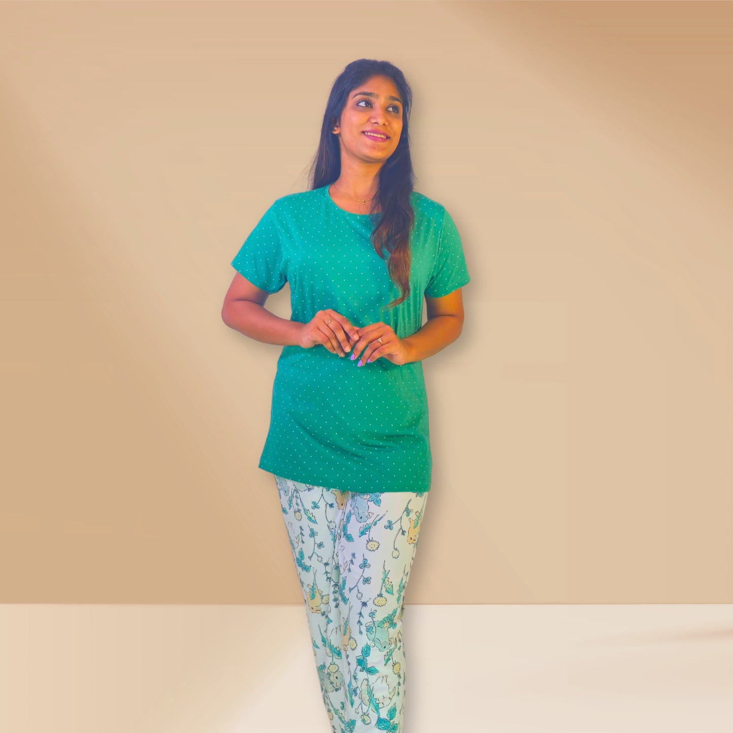 पोल्का डॉट्स और पुष्प प्रिंट के साथ हरा और सफेद।