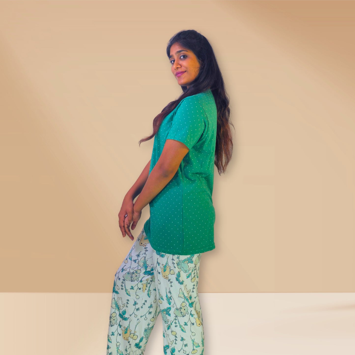 पोल्का डॉट्स और पुष्प प्रिंट के साथ हरा और सफेद।