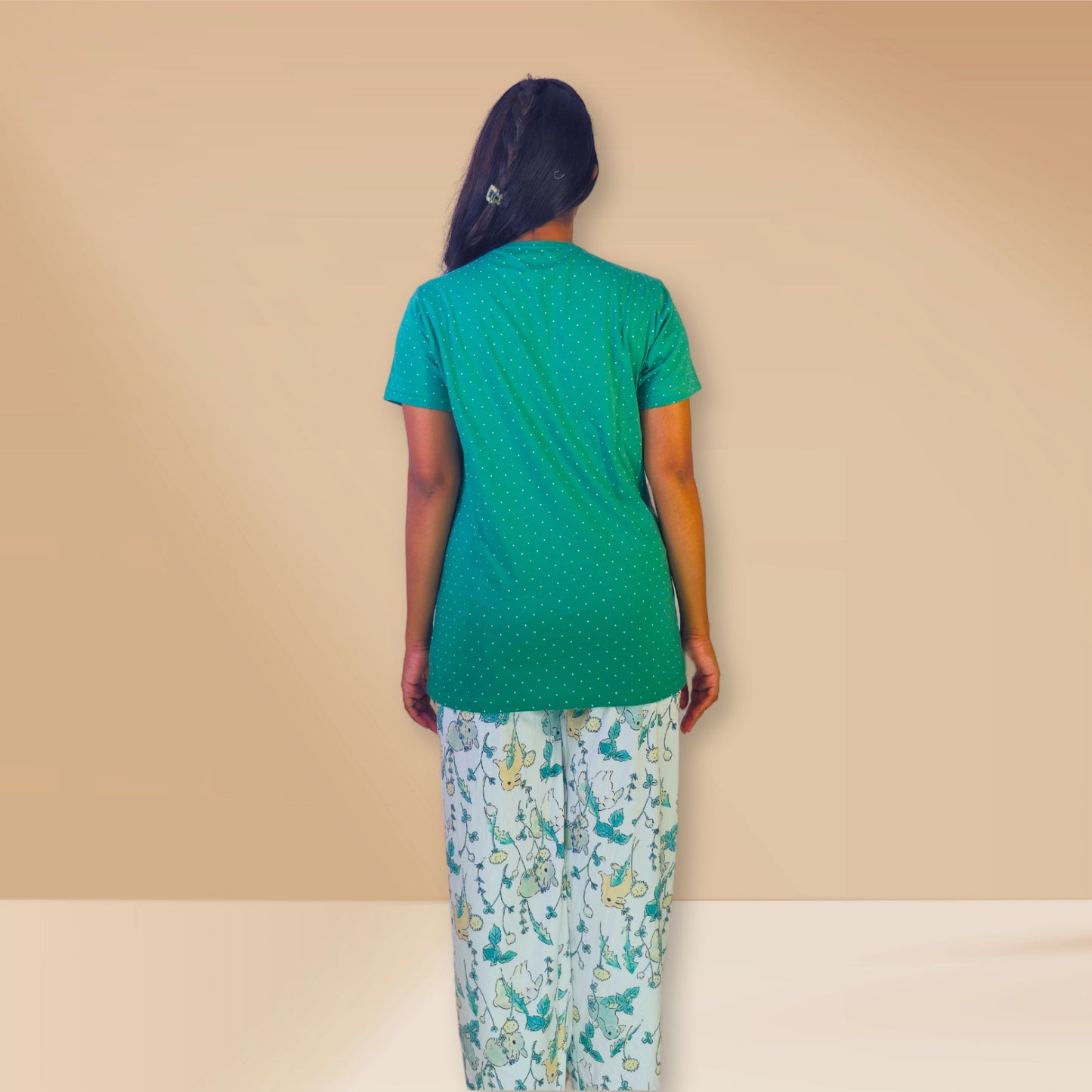 पोल्का डॉट्स और पुष्प प्रिंट के साथ हरा और सफेद।