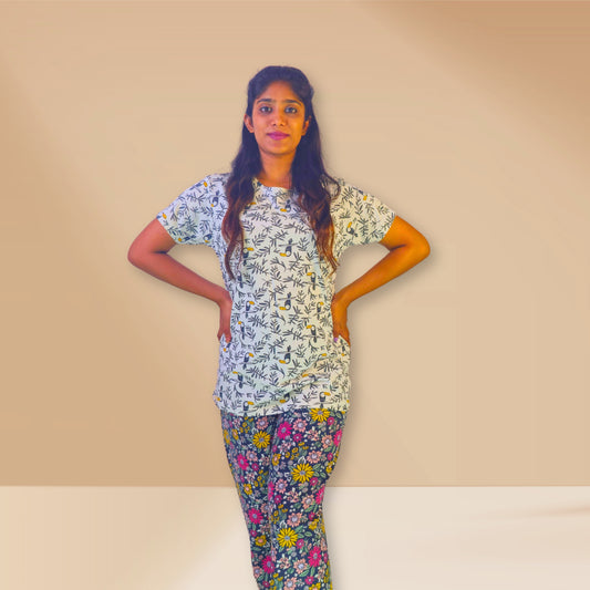 टूकेन और पुष्प प्रिंट के साथ सफेद और काले रंग की एम एंड एम नाइट ड्रेस