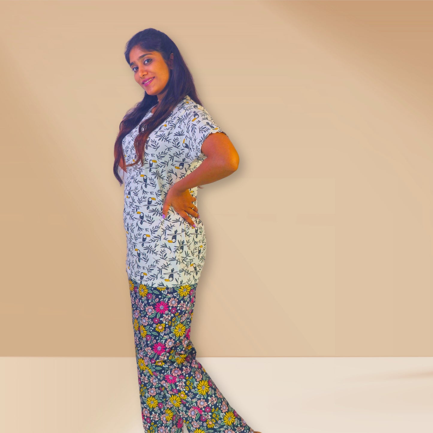 टूकेन और पुष्प प्रिंट के साथ सफेद और काले रंग की एम एंड एम नाइट ड्रेस