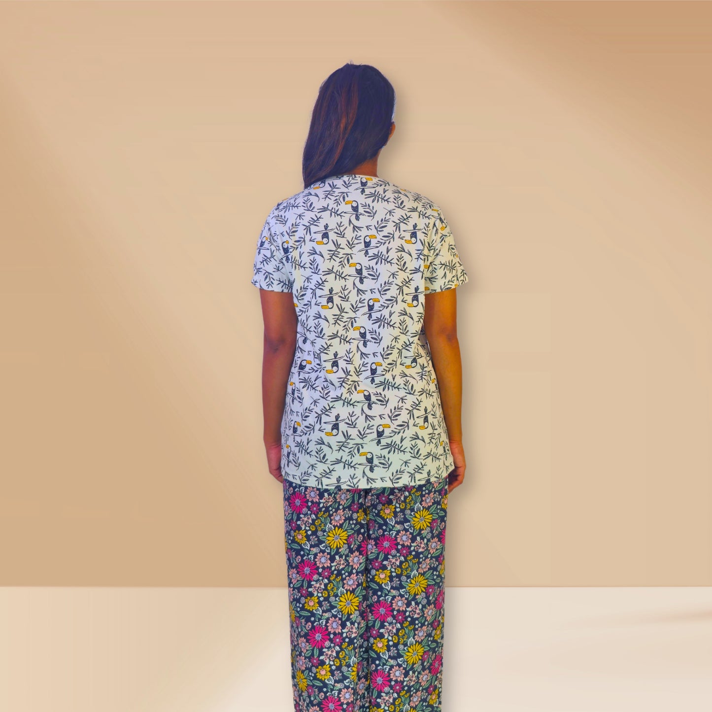 टूकेन और पुष्प प्रिंट के साथ सफेद और काले रंग की एम एंड एम नाइट ड्रेस