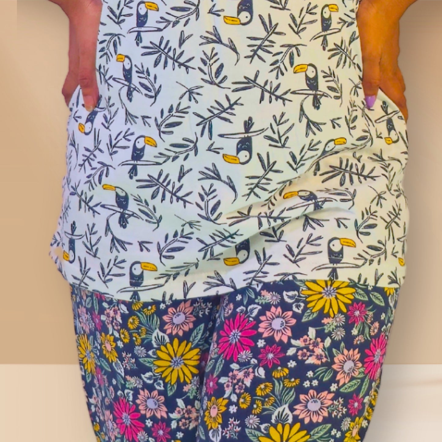 टूकेन और पुष्प प्रिंट के साथ सफेद और काले रंग की एम एंड एम नाइट ड्रेस