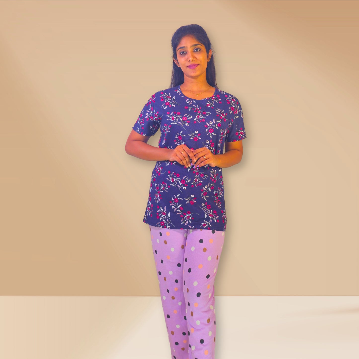 नीले और लैवेंडर गुलाबी रंग के साथ पुष्प और पोल्का प्रिंट