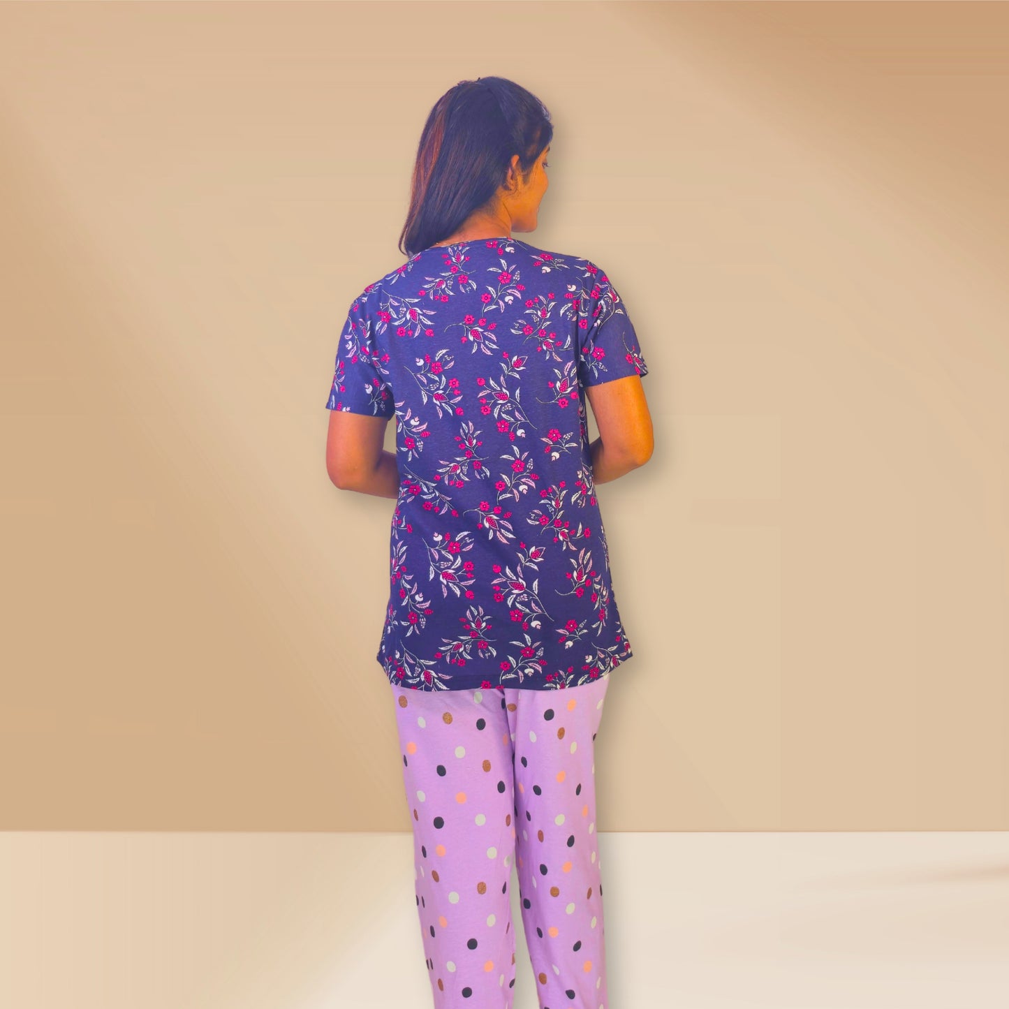 नीले और लैवेंडर गुलाबी रंग के साथ पुष्प और पोल्का प्रिंट