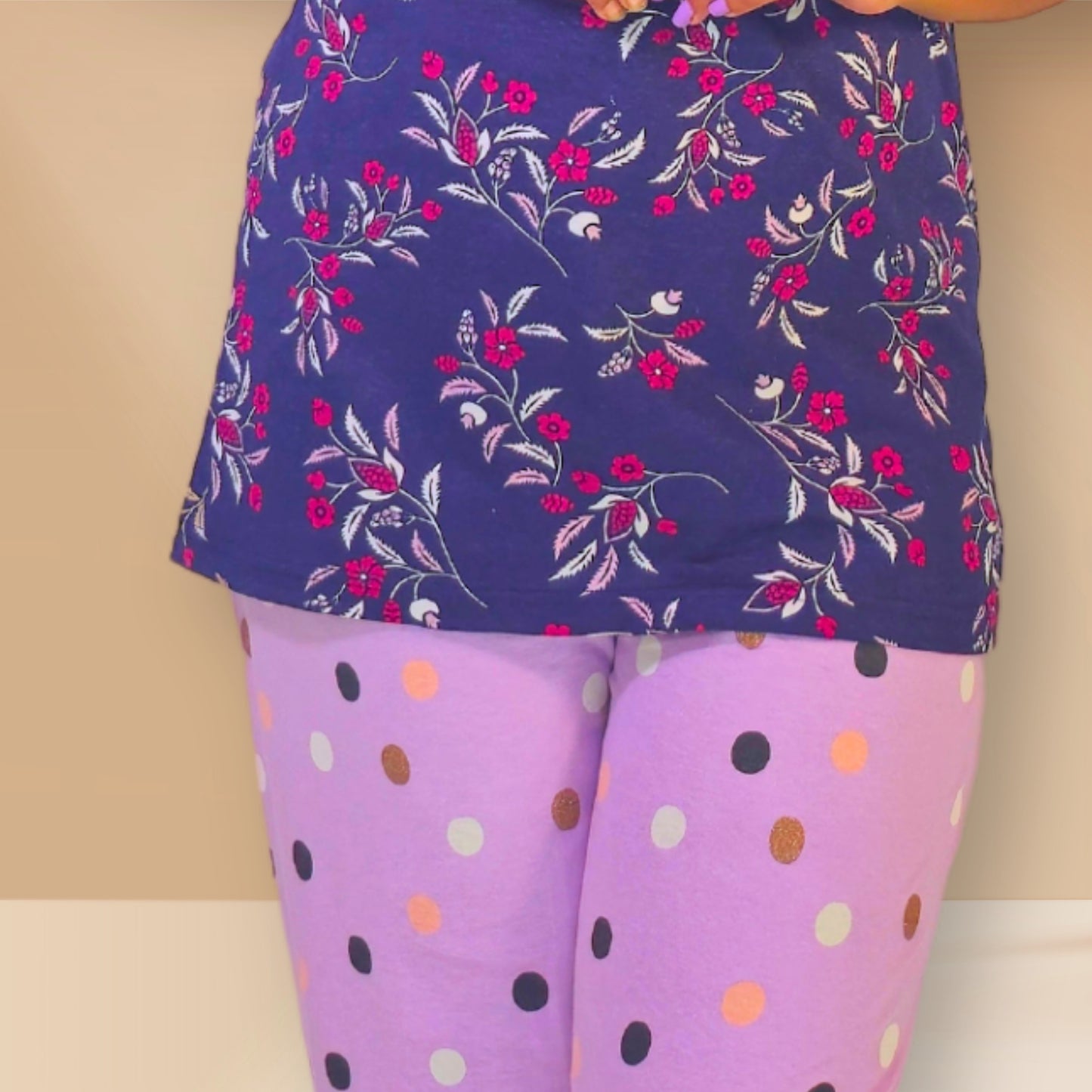 नीले और लैवेंडर गुलाबी रंग के साथ पुष्प और पोल्का प्रिंट