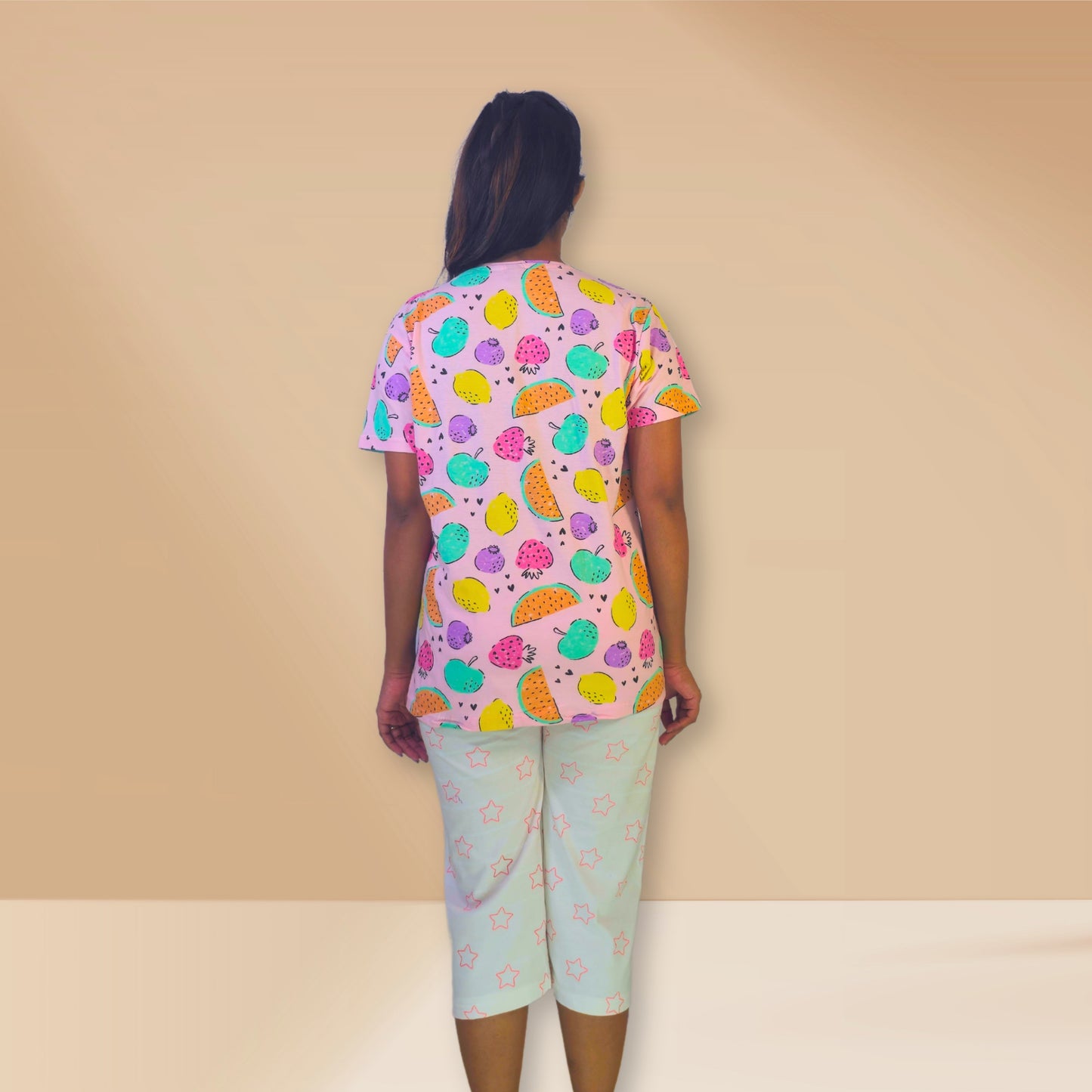 गुलाबी और सफेद, फल और सितारा प्रिंट के साथ।