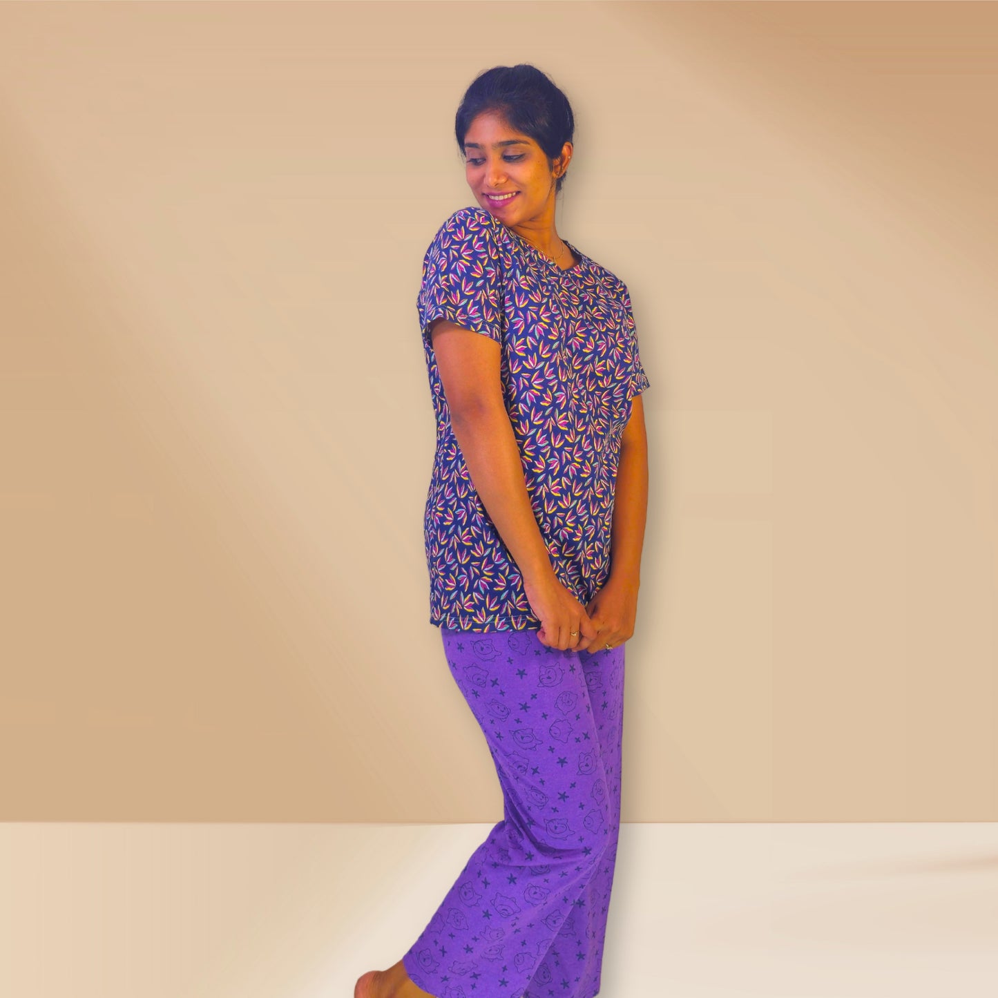 नीले और बैंगनी रंग की पुष्प और अमूर्त प्रिंट वाली M&amp;M नाइट ड्रेस