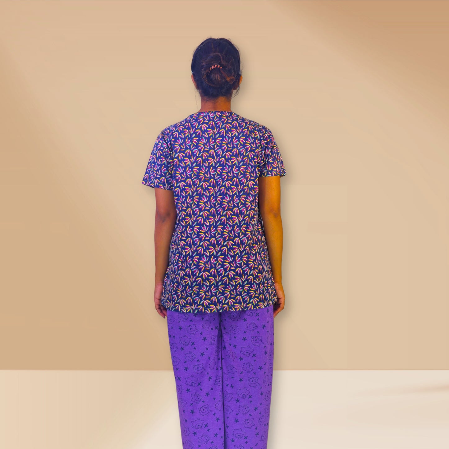 नीले और बैंगनी रंग की पुष्प और अमूर्त प्रिंट वाली M&amp;M नाइट ड्रेस