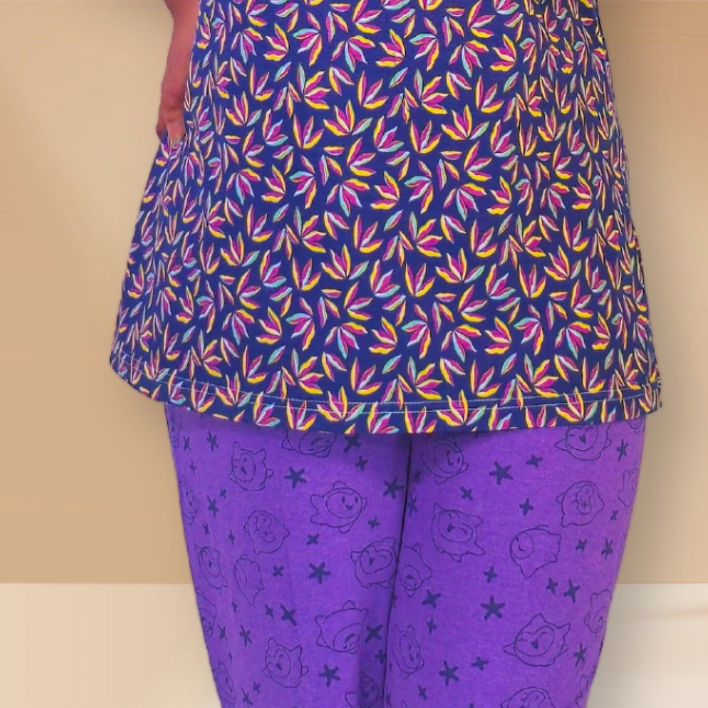 नीले और बैंगनी रंग की पुष्प और अमूर्त प्रिंट वाली M&amp;M नाइट ड्रेस