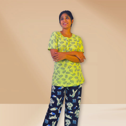 हरा-बेज और नीला-काला डिनो और यति प्रिंट के साथ M&amp;M नाइट ड्रेस