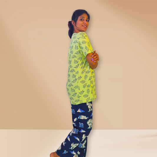 हरा-बेज और नीला-काला डिनो और यति प्रिंट के साथ M&amp;M नाइट ड्रेस