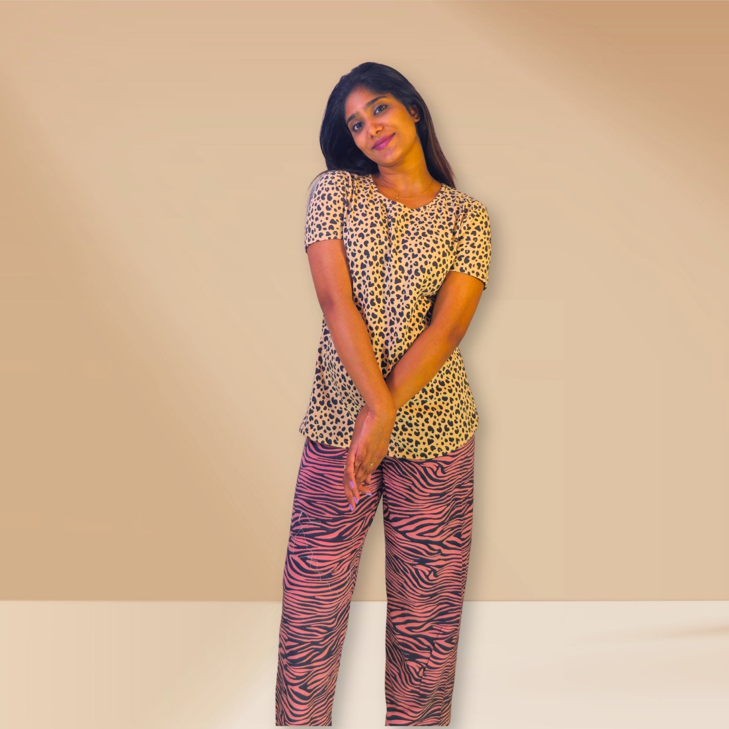 बेज और काले रंग की हार्ट और वेव्स प्रिंट वाली M&amp;M नाइट ड्रेस