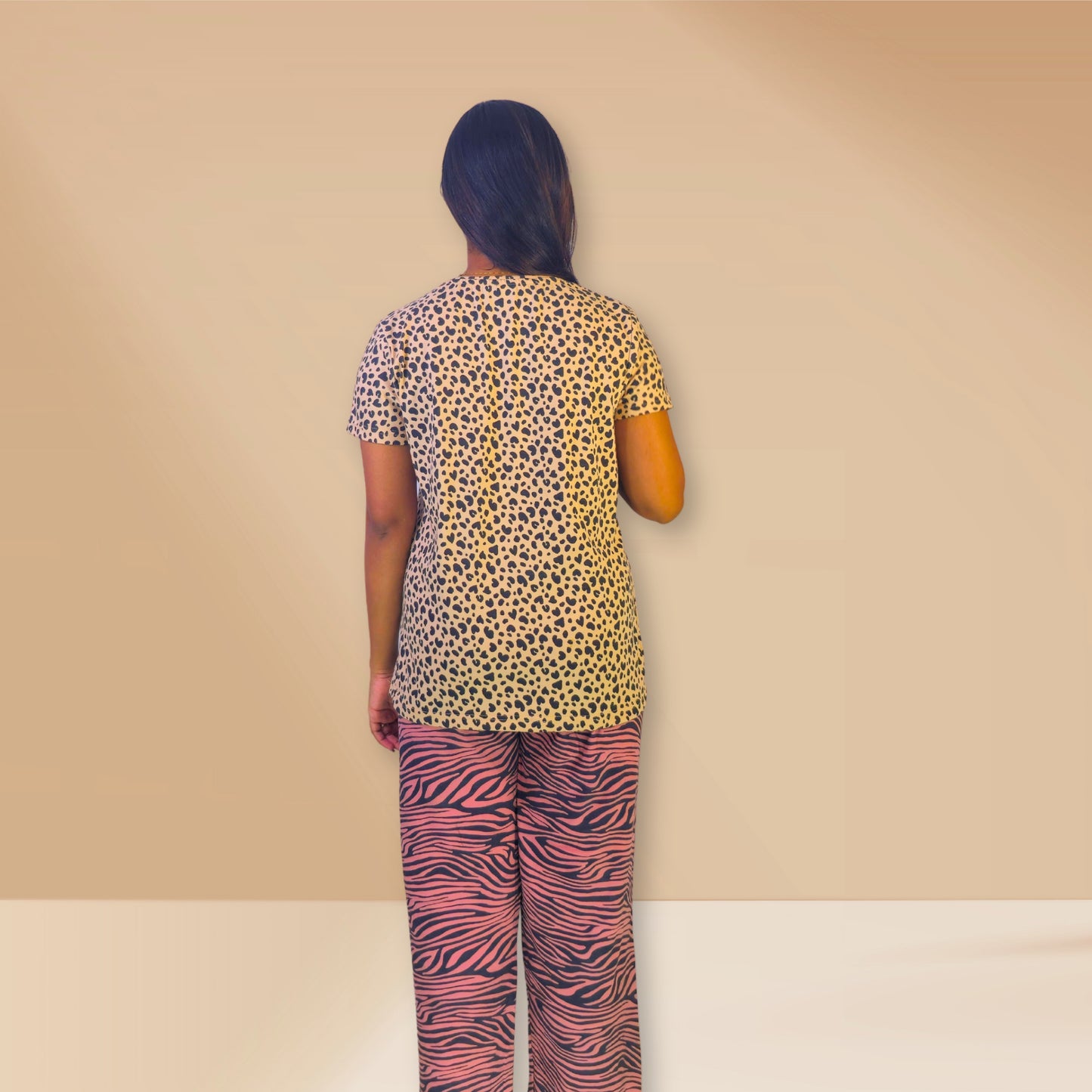 बेज और काले रंग की हार्ट और वेव्स प्रिंट वाली M&amp;M नाइट ड्रेस