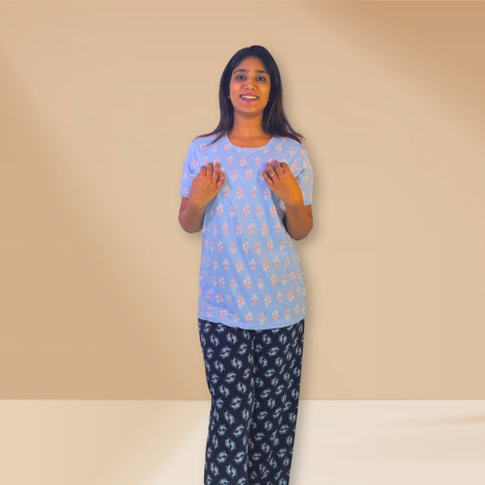 ब्रुनेरा नीले और काले रंग की पुष्प और अमूर्त प्रिंट वाली एम एंड एम नाइट ड्रेस